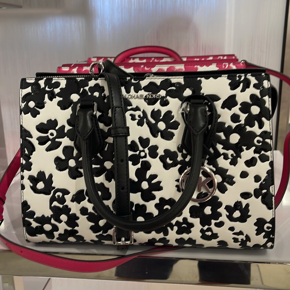 Michael Kors Sheila Medium Sequined Floral Print CZ Satchel
Black
NWT - Picture 5 of 16